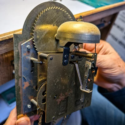 Mechanizm zegara holenderskiego z dzwonkiem – zabytkowy mechanizm zegarmistrzowski