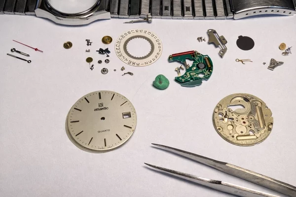 Naprawa zegarka Atlantic – rozebrany mechanizm kwarcowy podczas serwisu zegarmistrzowskiego
